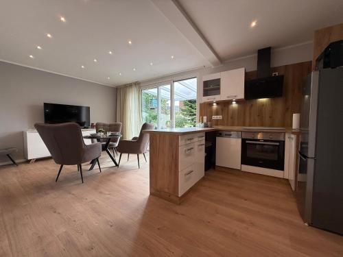 a kitchen and dining room with a table and chairs at City Apartment Varel in Varel