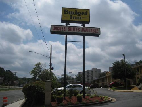 een bord voor een hamburgerherberg in een straat bij Budget Inn Temple Hills in Temple Hills