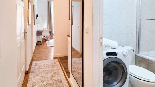 ニースにあるMassena luxury apartmentのトイレの隣に洗濯機が付いたバスルームがあります。