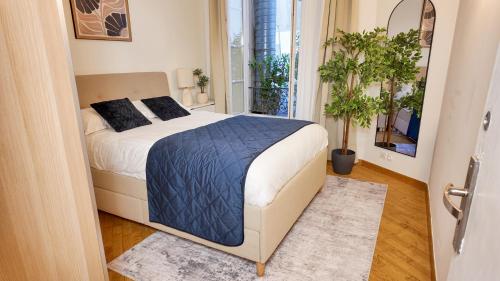 ニースにあるMassena luxury apartmentのベッドと窓のある寝室
