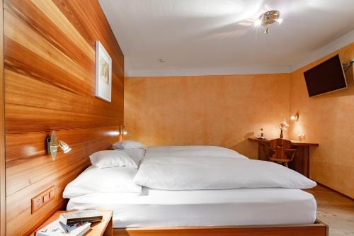 Ένα ή περισσότερα κρεβάτια σε δωμάτιο στο Albergo Croce Bianca