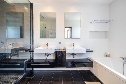 Phòng tắm tại A c Villa 8BR 15P with Pool & Tennis – Antibes