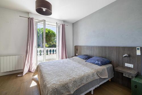 Giường trong phòng chung tại A c Villa 8BR 15P with Pool & Tennis – Antibes