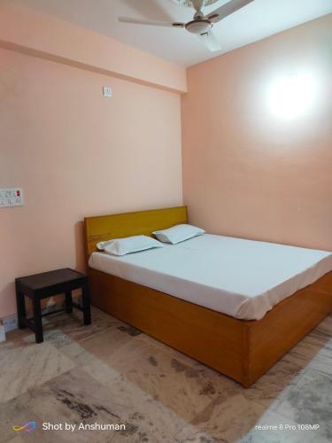 ブッダガヤにあるMotel homestayのベッドとテーブルのある寝室