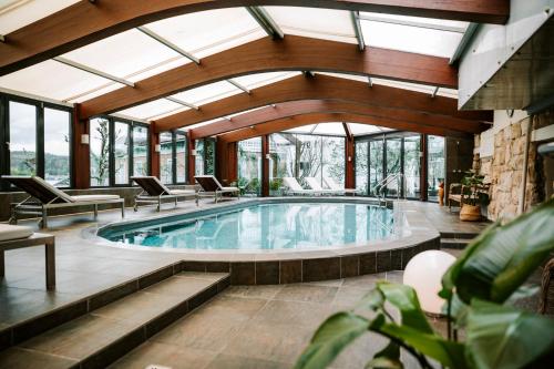 Bazén v ubytování Seehotel Hubertushof nebo v jeho okolí