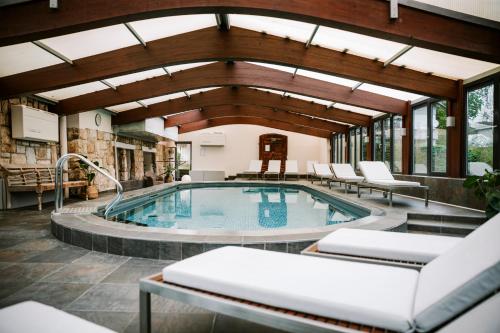 Bazén v ubytování Seehotel Hubertushof nebo v jeho okolí