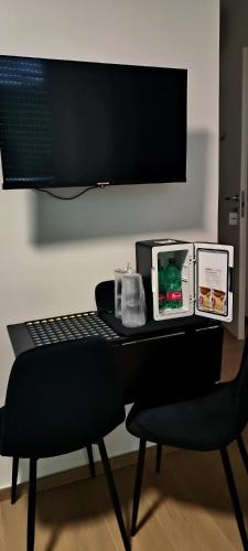 a desk with a keyboard and a monitor and a chair at A casa di Clà in Gaeta