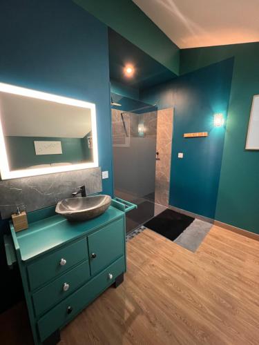 a bathroom with a sink and a mirror at Suite 60m2 au calme à Montélimar parking privé et spa à 2 pas du centre ville in Montélimar