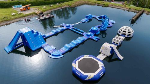 Bazén v ubytování Victory Lodge with Hot Tub - 2 Bedroom - Sleeps 6 - Bron-Y-Wendon Holiday Park nebo v jeho okolí