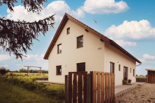 a white house with a fence in front of it at Chalupa Seč in Seč