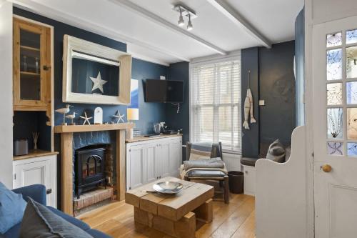 Kuchyň nebo kuchyňský kout v ubytování Cosy Fisherman's Cottage Seconds from Waterfront