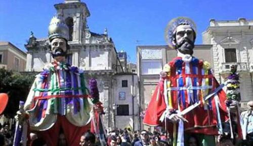 two people dressed up in costumes in a parade at Casa Del Grillo Parlante in Aragona