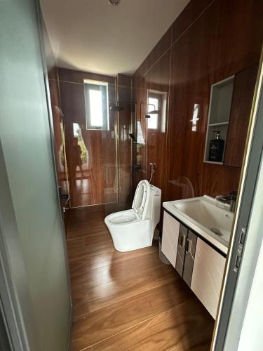 a bathroom with a toilet and a sink at Caribe Homestay in Lam Ha