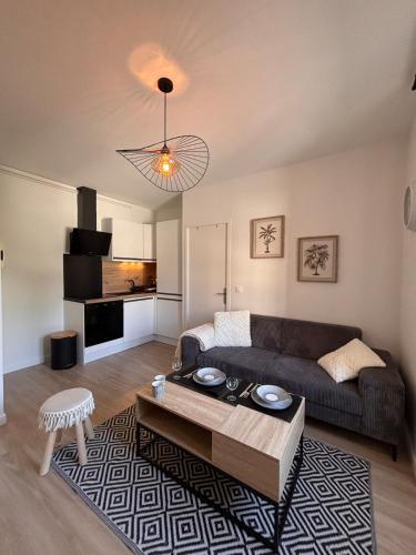 Le Scandinave - refurbished - tram stop