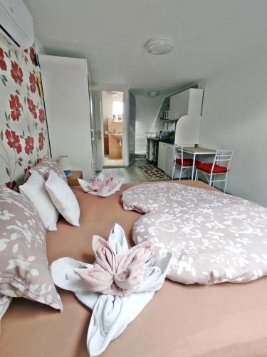 Ένα ή περισσότερα κρεβάτια σε δωμάτιο στο Era Apartman