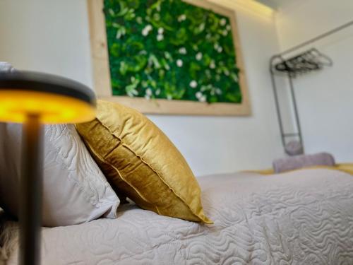 a bed with two pillows and a painting on the wall at Free Parking 11 Guests Family&Contractors Bedford in Bedford