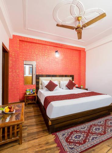 a bedroom with a large bed and a table at Hotel Airport Sinon in New Delhi