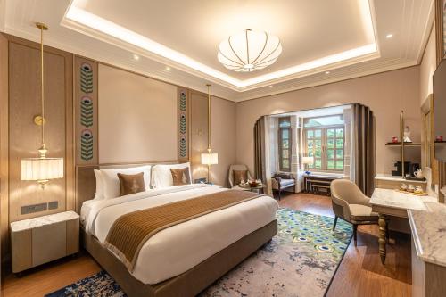 Ένα ή περισσότερα κρεβάτια σε δωμάτιο στο Wyndham Grand Udaipur Fateh Sagar Lake