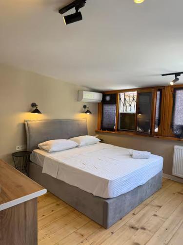 Ένα ή περισσότερα κρεβάτια σε δωμάτιο στο One-Bedroom Apartment in Old Tbilisi