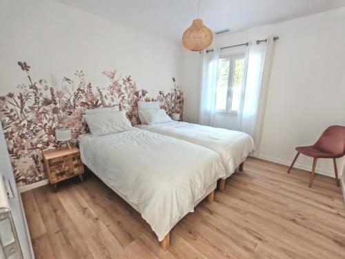 un dormitorio con una cama y una silla en Ty Aguïo, en Éguilles
