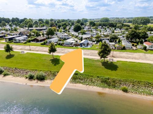 an arrow pointing to a suburb with houses at Strandperle Lathum Ferienhaus in Premium Lage am See für Urlaub und Workation mit Hundestrand in Lathum