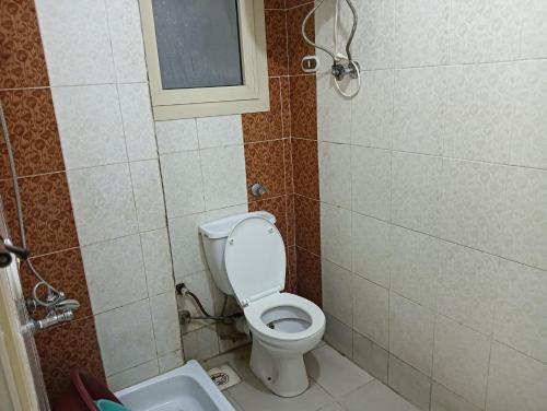 une salle de bain avec toilettes et lavabo dans l'établissement لؤلؤه العوام, à Marsa Matruh