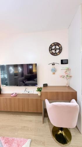 Телевизор и/или развлекательный центр в Airport Gateway Near Airport Symbiosis College