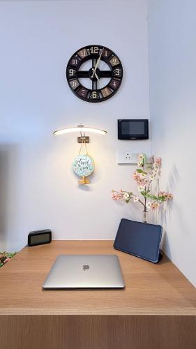 Телевизор и/или развлекательный центр в Airport Gateway Near Airport Symbiosis College