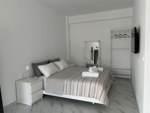 Uma cama ou camas num quarto em Emma & Giannis Studios