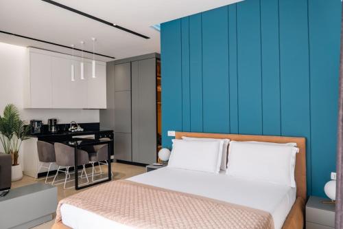 Cama o camas de una habitación en Domi Luxury beach view apartments in Saranda