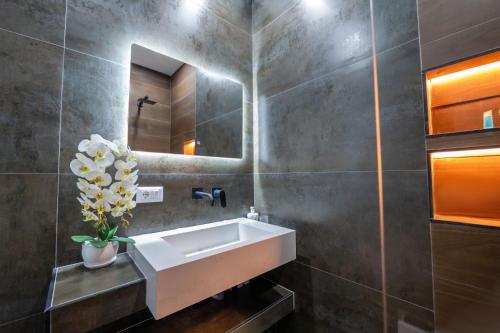Un baño de Domi Luxury beach view apartments in Saranda