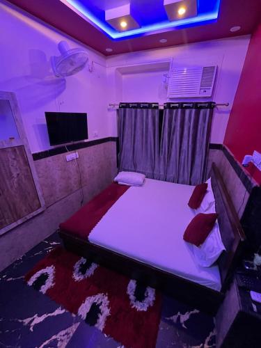 TV a/nebo společenská místnost v ubytování Baba Vishwanath Residency
