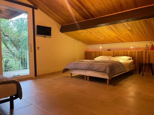 Ένα ή περισσότερα κρεβάτια σε δωμάτιο στο Chambre d'hôtes avec terrasse privée et accès piscine