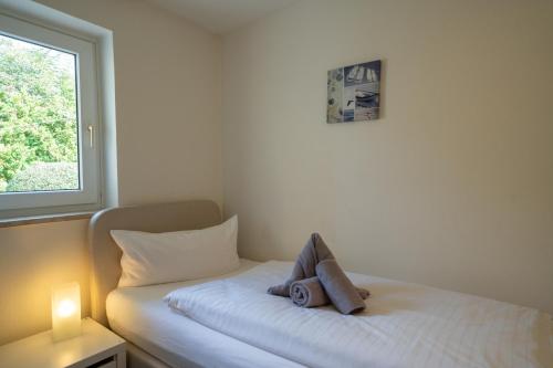 Giường trong phòng chung tại Haus Sonnenwinkel Bungalow 10