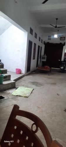 an empty room with a ceiling fan in a garage at Kmp in Mau