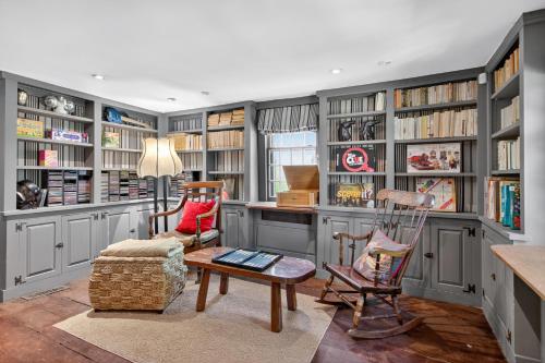 BethelにあるStorybook 330 Year Old Enchanting Estate estateの灰色の壁と本棚のある図書館