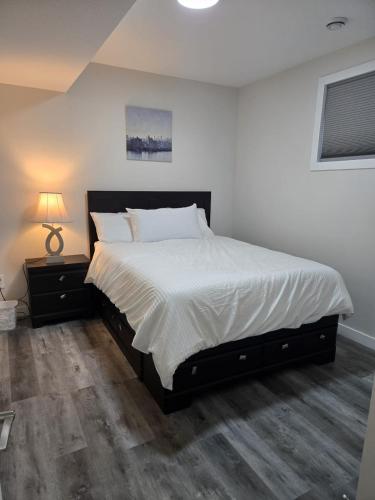 Ένα ή περισσότερα κρεβάτια σε δωμάτιο στο Cozy Basement Suite, SW Calgary