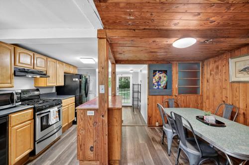 Η κουζίνα ή μικρή κουζίνα στο Historic Athens Home with Location & Comfort home