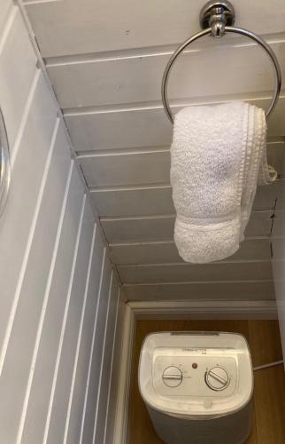 a bathroom with a toilet and a towel at Schwalbennest in Uetersen