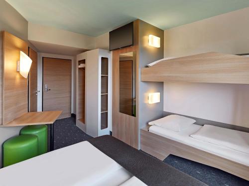 Una cama o camas en una habitación de B&B Hotel Osnabrück