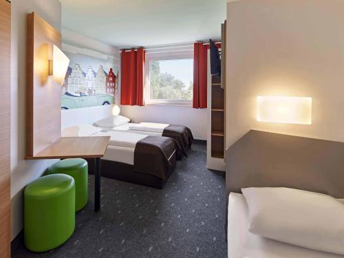 Una cama o camas en una habitación de B&B Hotel Osnabrück
