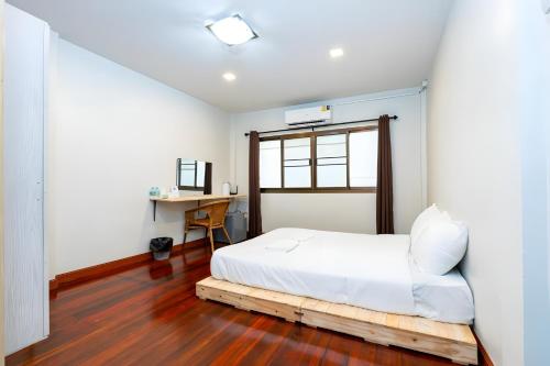une chambre avec un lit, une fenêtre et un bureau dans l'établissement The Hidden Sao Chingcha - ถนนดินสอ xPro, à Bangkok