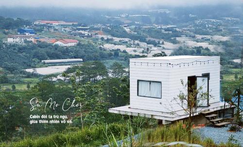 a small white house on top of a hill at Sú Mỏ Choi Đà Lạt in Ðơng Tiêng Liêng