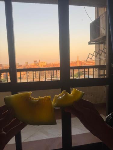 ein Blick auf ein Fenster mit einem gelben Stück Essen in der Unterkunft Cleopatra hostel -埃及艳后 民宿 in Kairo