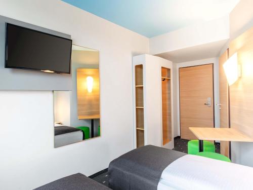 TV a/nebo společenská místnost v ubytování B&B Hotel Rosenheim