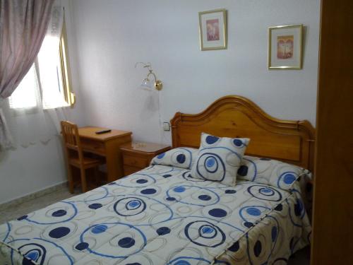 Ένα ή περισσότερα κρεβάτια σε δωμάτιο στο Hostal Asensio Nijar
