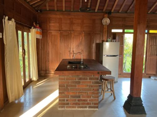 Η κουζίνα ή μικρή κουζίνα στο Golden Mango Farmstay