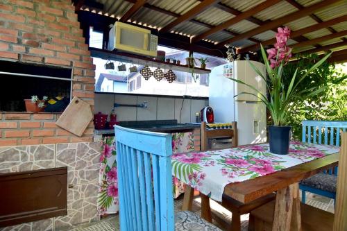 Una cocina al aire libre con una mesa y una estufa. en Floripa espaço independente com próx Centro e UFSC, en Florianópolis