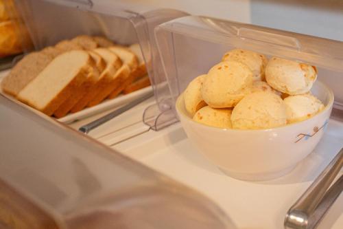 a bowl of bread and a bowl of marshmallows at Pousada do Chafariz in Mariana