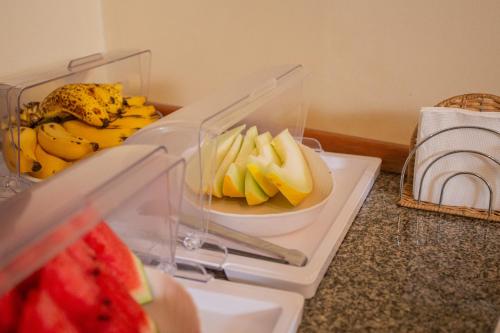 a refrigerator with bananas and a bowl of fruit at Pousada do Chafariz in Mariana
